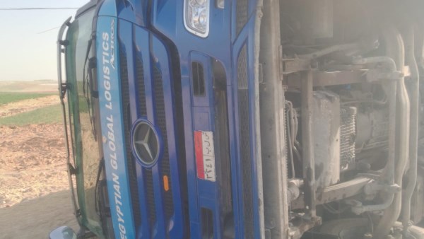 إصابة سائق في انقلاب تريلا بالطريق الصحراوي الغربي بأسيوط