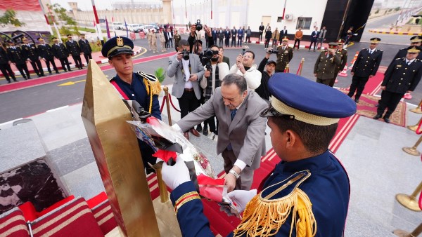 محافظ أسيوط يشارك مدير الأمن في وضع إكليل الزهور على نصب شهداء الشرطة بقوات الأمن