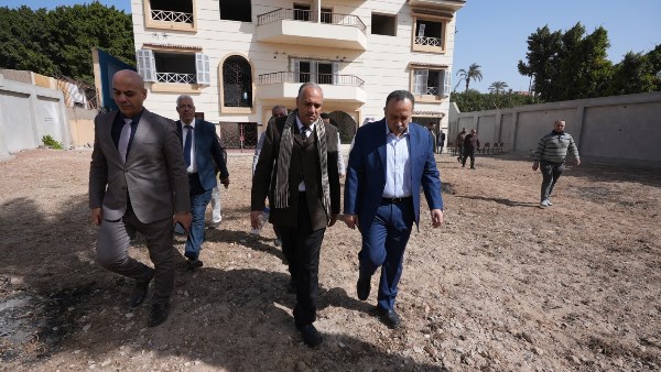 محافظ أسيوط يتفقد مستشفيات وأقسام الحروق 