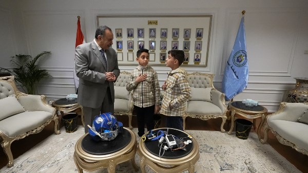 محافظ أسيوط يستقبل مخترعي "الخوذة الذكية" من طلاب الابتدائي 