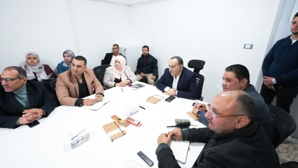 محافظ أسيوط يناقش مع إحدى الجمعيات التنموية إنشاء مأوى للكلاب الضالة وتشغيل معمل ألبان ودعم الحرف التراثية