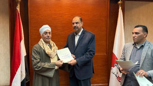 جانب من تسليم العقود