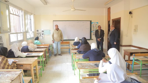 محافظ قنا يتفقد عددًا من المدارس للاطمئنان على سير امتحانات الشهادة الإعدادية