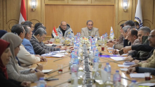 اجتماع محافظ قنا 