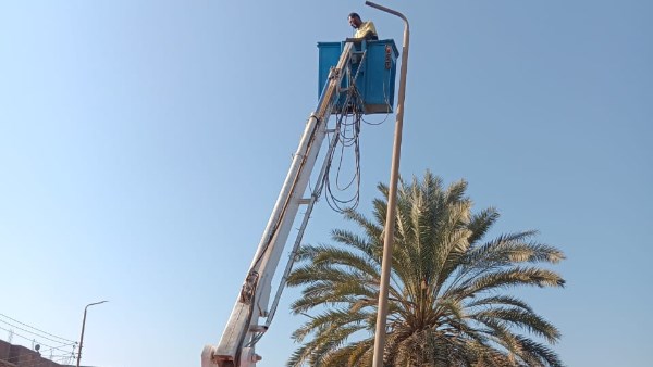 أعمال إنارة الطرق بقنا