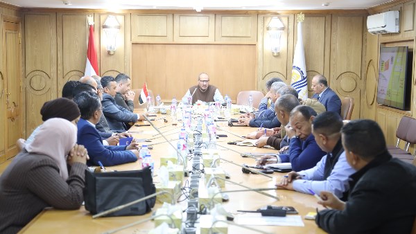 اجتماع محافظ قنا 