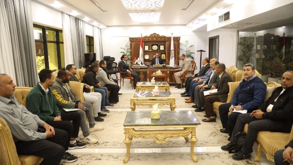 اجتماع محافظ قنا 