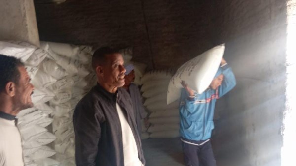 توزيع الأسمدة بقنا