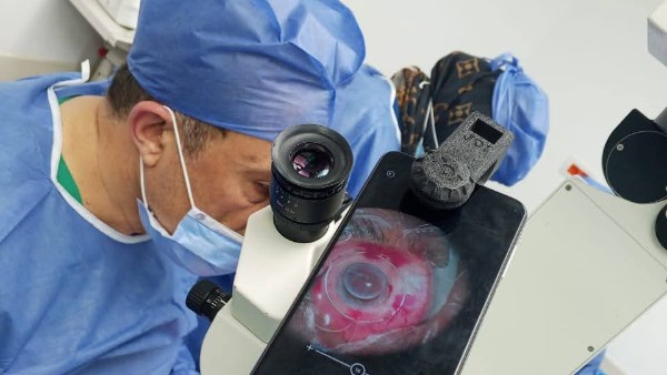 نجاح زرع قرنية معقدة وإنقاذ الإبصار لسيدة تحت مظلة التأمين الصحي بالأقصر