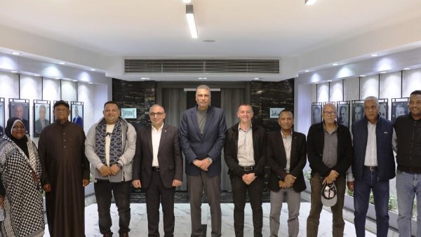 محافظ أسوان يلتقى بممثلى أهالى منطقة الكرور