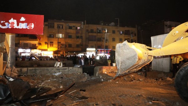 نائب محافظ أسوان يقود حملة لإزالة الأكشاك العشوائية بمنطقة السيل