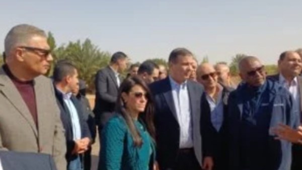 وزراء التخطيط والزراعة ومحافظ أسوان فى زيارة لقرى مشروع وادى الصعايدة بإدفو