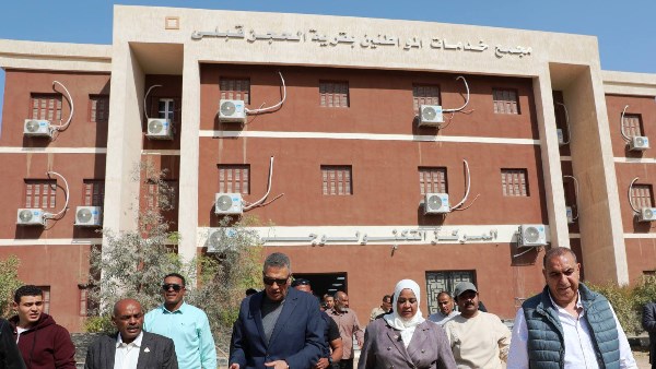 محافظ أسوان يفاجئ العاملين بالمركز التكنولوجي للخدمات الحكومية بإدفو