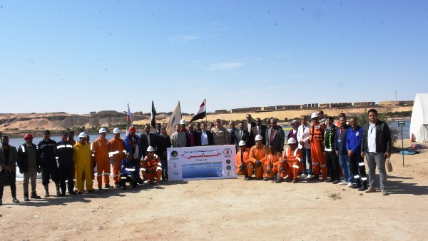 نائب محافظ أسوان يشارك فى تجربة مكافحة التلوث البترولى بنهر النيل..صور