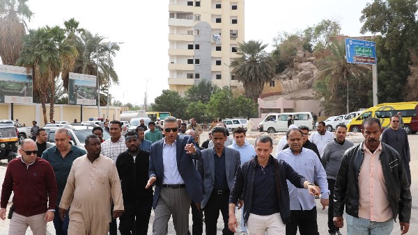 محافظ أسوان يوجه بتنفيذ إجراءات عاجلة لحل مشكلة تراكم المياه الجوفية بمنطقة الكرور