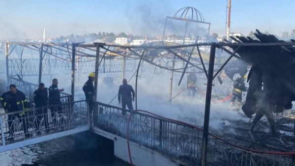 محافظ أسوان يتابع إجراءات السيطرة على حريق إندلع بعوامة.. صور