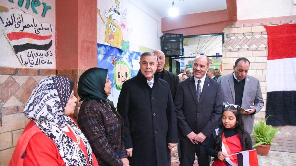 محافظ الإسكندرية يتفقد جولة الإعادة لانتخابات مجلس النواب بالمنتزه