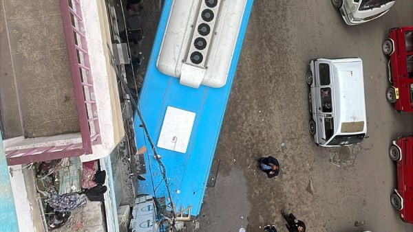 اصطدام اتوبيس في محل تجاري غربي الاتوبيس