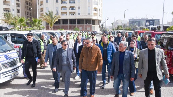 محافظ الاسكندرية يتفقد وسائل النقل البديلة لترام الرمل