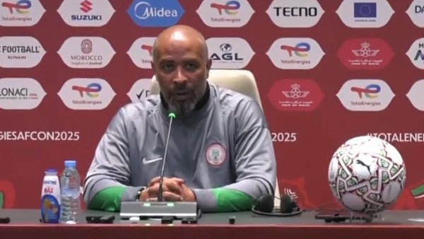 مدرب نيجيريا إريك شييل