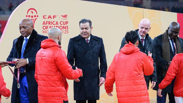 فيديو صدى البلد | لحظة تسليم الأمير مولاي رشيد شقيق ملك المغرب كأس أمم إفريقيا للسنغال