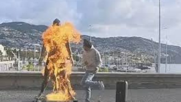 شخص يشعل النار في تمثال كريستيانو رونالدو