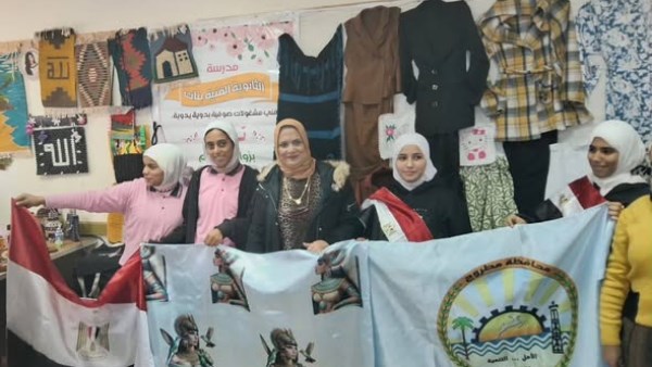 مدير تعليم مطروح  خلال تفقد المعرض