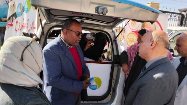 السكرتير العام المساعد خلال تفقد القافلة 