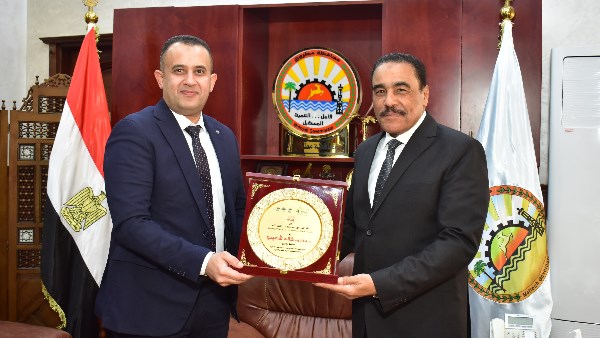 محافظ مطروح خلال  اللقاء ورئيس جهاز مدينة العلمين 