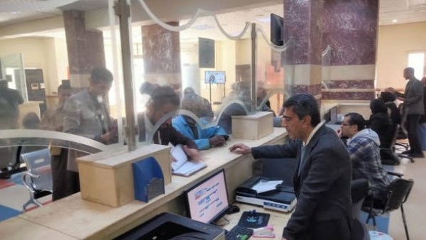 رئيس مدينة مرسي مطروح  خلال متابعة سر العمل