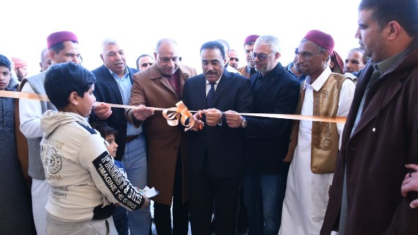 محافظ مطروح خلال  افتتاح المدرستين 