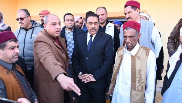 محافظ مطروح خلال  تفقد الوحدة المحلية. لقرية المثانى 