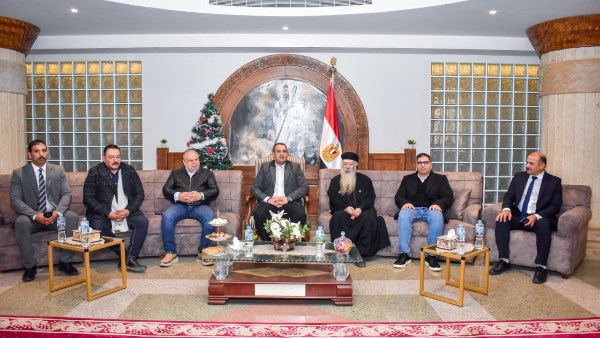 رئيس  جهاز مدينة العلمين الجديدة  خلال تقديم التهنئة  للاقباط