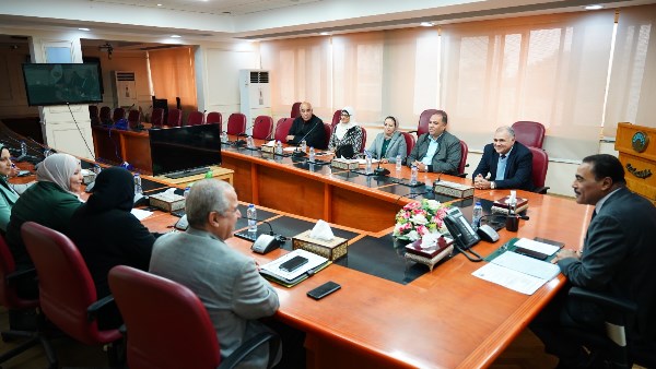 محافظ مطروح خلال  اللقاء