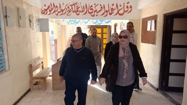 مدير تعليم مطروح خلال الجولة 