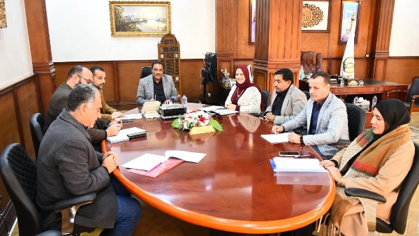 محافظ مطروح خلال  الاجتماع 