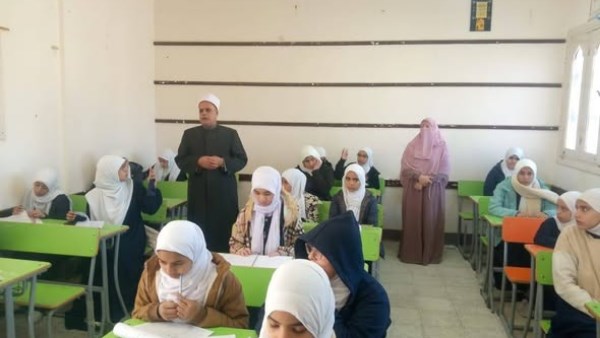 رئيس ازهر مطروح خلال الجولة على الامتحانات 