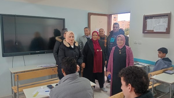 مدير تعليم مطروح  خلال الجولة 