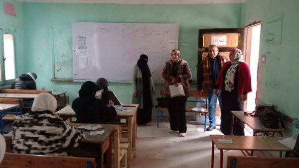 مدير تعليم مطروح خلال جولة على الامتحانات 