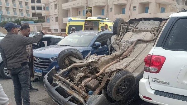انقلاب سيارة على كورنيش مطروح 