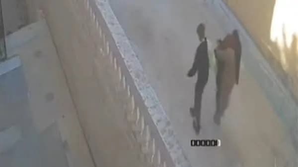 كاميرات المراقبة  تظهر تورط سيدة وشاب