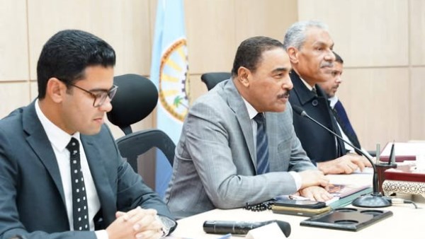 محافظ مطروح خلال الاجتماع 