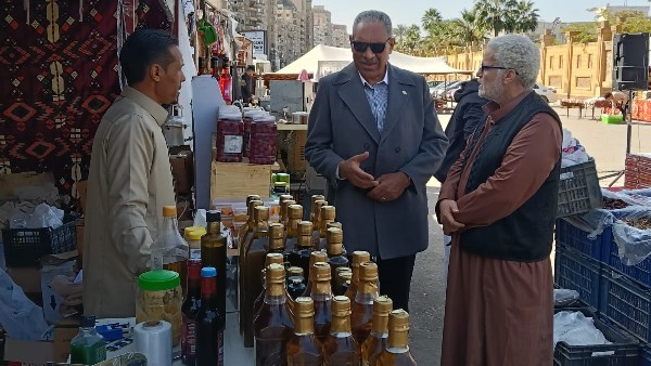 السكرتير العام  خلال الجولةعلى معرض كنوز