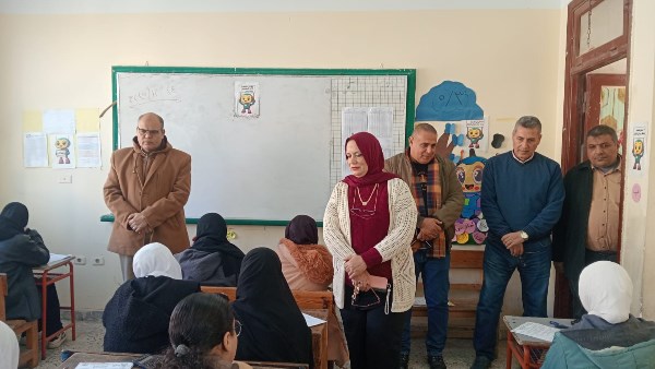 مدير تعليم مطروح  خلال الجولة 