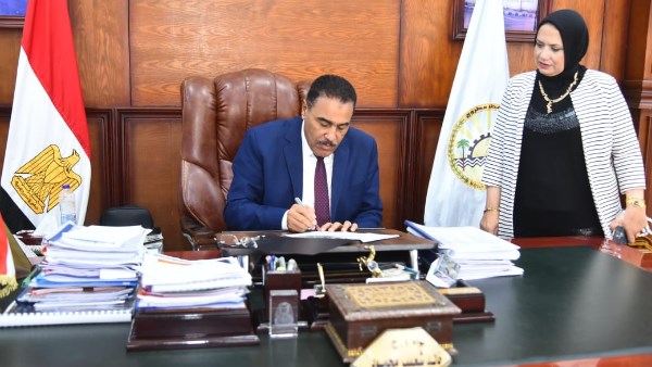 محافظ مطروح خلال اعتماد النتيجة 