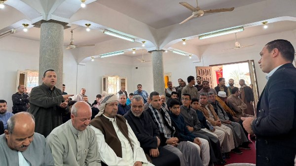 النائب سيد عبد الجليل يجري حوارا مفتوحا مع أهالي قرية الوادي الاخضر 