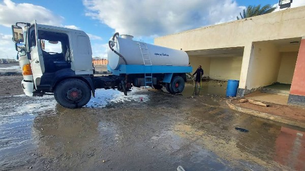 حى غرب: استمرار  شفط وكسح المياه بنقطة اسعاف طريق بورسعيد دمياط