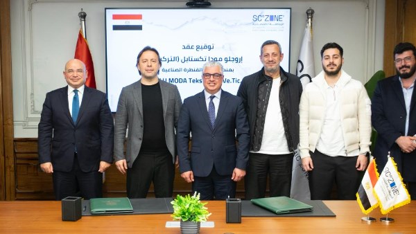 رئيس اقتصادية قناة السويس يوقع عقد شركة “أوروجلو مودا تكستايل” التركية
