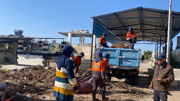 أحترام لحرمة الموتى .. رئيس حى غرب بورسعيد تتابع أعمال نظافة وتجميل المقابر 