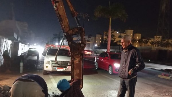 استكمال أعمال توصيل المرافق لاستاد النادي المصري ليلًا